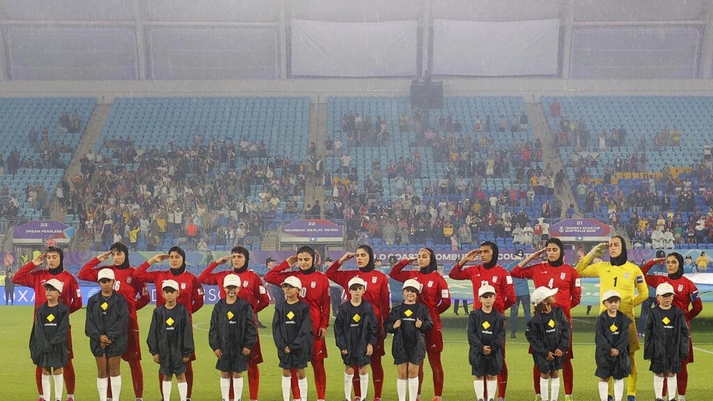 قائدة منتخب إيران للسيدات لكرة القدم تتراجع عن طلب اللجوء في أستراليا